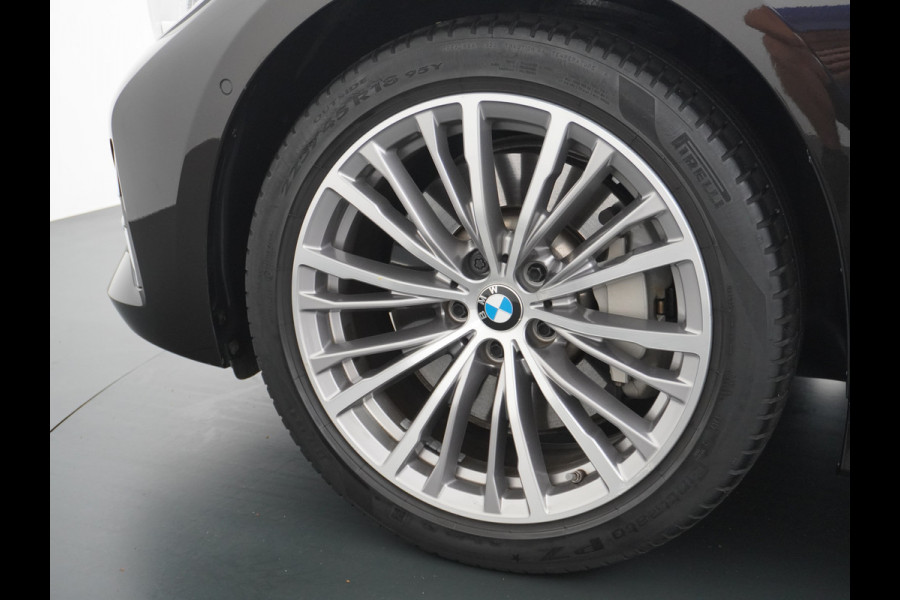 BMW 3-serie 330e 293PK Autom.8 Leder+Verwarmd+Elektr. Apple Carplay Android Auto Trekhaak Camera Adap.Cruise DAB+ Led Laserlicht Live cockpi Keyless Rijstrooksensor Audio Media Pack BMW individual Lmv 18" Comfort Access Digital Key Wifi Dealeronderhouden 1e Eigenaar Zeer compleet, nieuwprijs €66.055,-