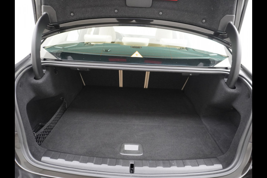 BMW 3-serie 330e 293PK Autom.8 Leder+Verwarmd+Elektr. Apple Carplay Android Auto Trekhaak Camera Adap.Cruise DAB+ Led Laserlicht Live cockpi Keyless Rijstrooksensor Audio Media Pack BMW individual Lmv 18" Comfort Access Digital Key Wifi Dealeronderhouden 1e Eigenaar Zeer compleet, nieuwprijs €66.055,-
