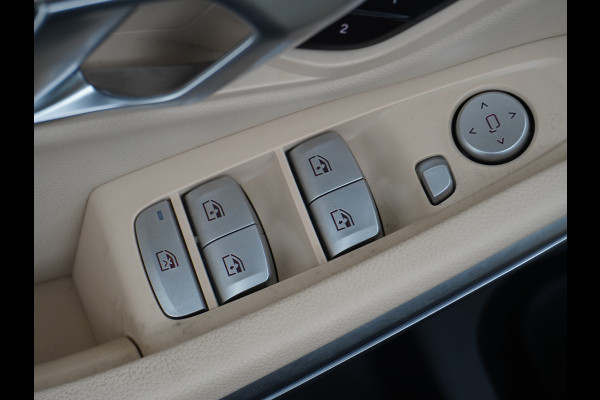BMW 3-serie 330e 293PK Autom.8 Leder+Verwarmd+Elektr. Apple Carplay Android Auto Trekhaak Camera Adap.Cruise DAB+ Led Laserlicht Live cockpi Keyless Rijstrooksensor Audio Media Pack BMW individual Lmv 18" Comfort Access Digital Key Wifi Dealeronderhouden 1e Eigenaar Zeer compleet, nieuwprijs €66.055,-