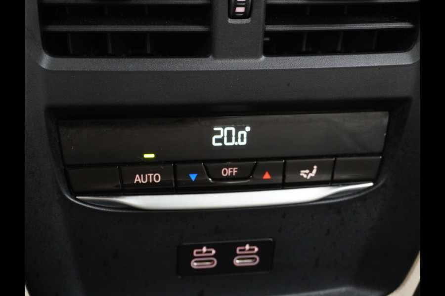 BMW 3-serie 330e 293PK Autom.8 Leder+Verwarmd+Elektr. Apple Carplay Android Auto Trekhaak Camera Adap.Cruise DAB+ Led Laserlicht Live cockpi Keyless Rijstrooksensor Audio Media Pack BMW individual Lmv 18" Comfort Access Digital Key Wifi Dealeronderhouden 1e Eigenaar Zeer compleet, nieuwprijs €66.055,-