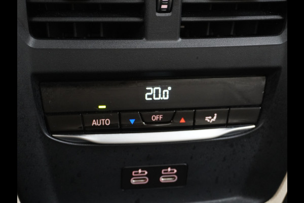 BMW 3-serie 330e 293PK Autom.8 Leder+Verwarmd+Elektr. Apple Carplay Android Auto Trekhaak Camera Adap.Cruise DAB+ Led Laserlicht Live cockpi Keyless Rijstrooksensor Audio Media Pack BMW individual Lmv 18" Comfort Access Digital Key Wifi Dealeronderhouden 1e Eigenaar Zeer compleet, nieuwprijs €66.055,-