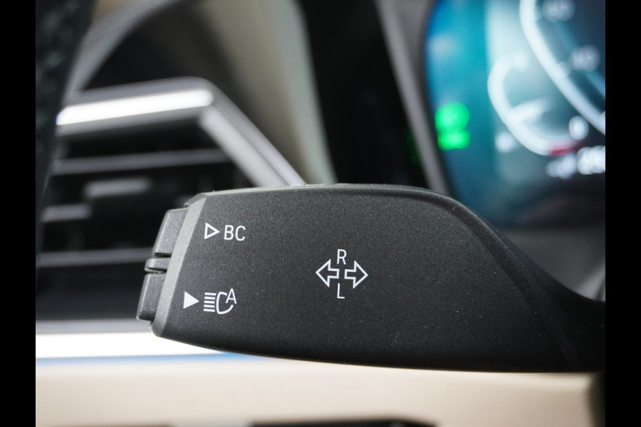 BMW 3-serie 330e 293PK Autom.8 Leder+Verwarmd+Elektr. Apple Carplay Android Auto Trekhaak Camera Adap.Cruise DAB+ Led Laserlicht Live cockpi Keyless Rijstrooksensor Audio Media Pack BMW individual Lmv 18" Comfort Access Digital Key Wifi Dealeronderhouden 1e Eigenaar Zeer compleet, nieuwprijs €66.055,-