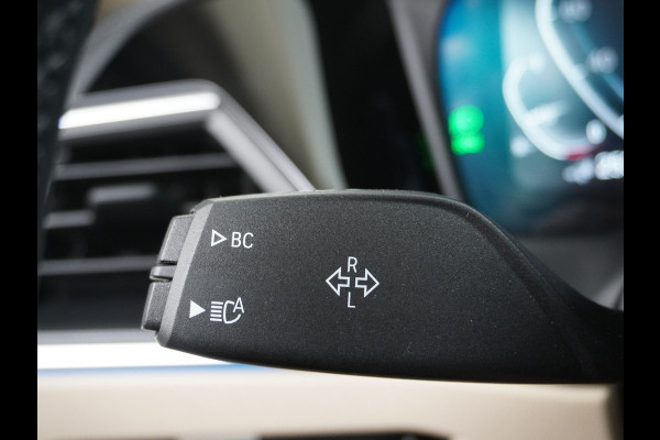 BMW 3-serie 330e 293PK Autom.8 Leder+Verwarmd+Elektr. Apple Carplay Android Auto Trekhaak Camera Adap.Cruise DAB+ Led Laserlicht Live cockpi Keyless Rijstrooksensor Audio Media Pack BMW individual Lmv 18" Comfort Access Digital Key Wifi Dealeronderhouden 1e Eigenaar Zeer compleet, nieuwprijs €66.055,-