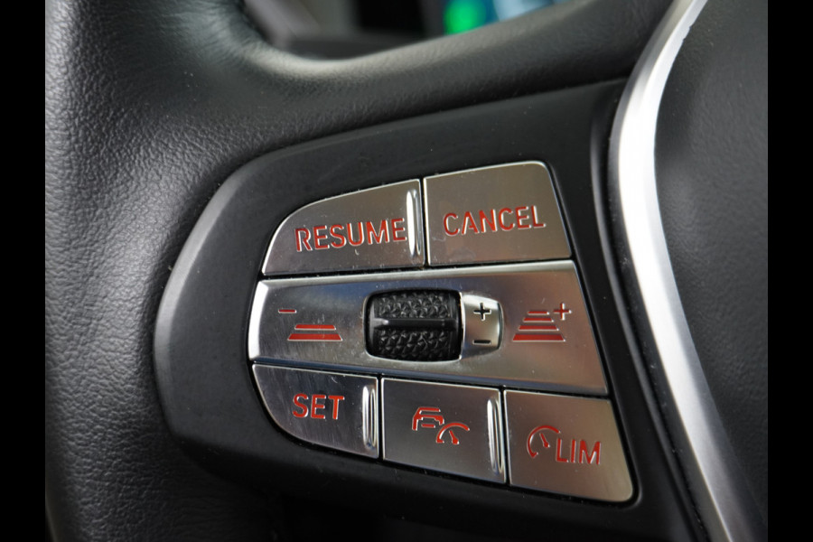 BMW 3-serie 330e 293PK Autom.8 Leder+Verwarmd+Elektr. Apple Carplay Android Auto Trekhaak Camera Adap.Cruise DAB+ Led Laserlicht Live cockpi Keyless Rijstrooksensor Audio Media Pack BMW individual Lmv 18" Comfort Access Digital Key Wifi Dealeronderhouden 1e Eigenaar Zeer compleet, nieuwprijs €66.055,-