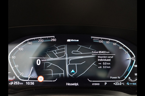 BMW 3-serie 330e 293PK Autom.8 Leder+Verwarmd+Elektr. Apple Carplay Android Auto Trekhaak Camera Adap.Cruise DAB+ Led Laserlicht Live cockpi Keyless Rijstrooksensor Audio Media Pack BMW individual Lmv 18" Comfort Access Digital Key Wifi Dealeronderhouden 1e Eigenaar Zeer compleet, nieuwprijs €66.055,-