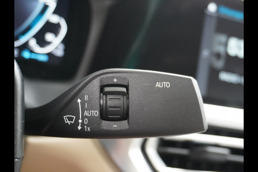 BMW 3-serie 330e 293PK Autom.8 Leder+Verwarmd+Elektr. Apple Carplay Android Auto Trekhaak Camera Adap.Cruise DAB+ Led Laserlicht Live cockpi Keyless Rijstrooksensor Audio Media Pack BMW individual Lmv 18" Comfort Access Digital Key Wifi Dealeronderhouden 1e Eigenaar Zeer compleet, nieuwprijs €66.055,-