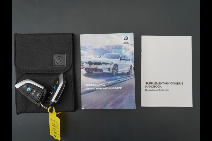 BMW 3-serie 330e 293PK Autom.8 Leder+Verwarmd+Elektr. Apple Carplay Android Auto Trekhaak Camera Adap.Cruise DAB+ Led Laserlicht Live cockpi Keyless Rijstrooksensor Audio Media Pack BMW individual Lmv 18" Comfort Access Digital Key Wifi Dealeronderhouden 1e Eigenaar Zeer compleet, nieuwprijs €66.055,-