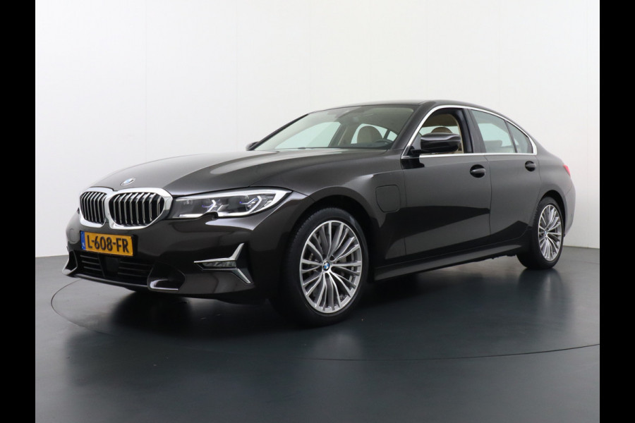 BMW 3-serie 330e 293PK Autom.8 Leder+Verwarmd+Elektr. Apple Carplay Android Auto Trekhaak Camera Adap.Cruise DAB+ Led Laserlicht Live cockpi Keyless Rijstrooksensor Audio Media Pack BMW individual Lmv 18" Comfort Access Digital Key Wifi Dealeronderhouden 1e Eigenaar Zeer compleet, nieuwprijs €66.055,-