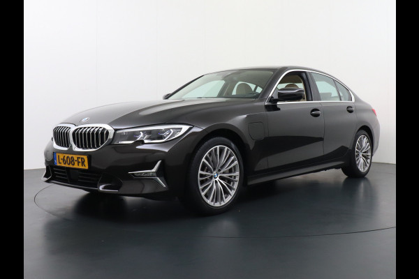 BMW 3-serie 330e 293PK Autom.8 Leder+Verwarmd+Elektr. Apple Carplay Android Auto Trekhaak Camera Adap.Cruise DAB+ Led Laserlicht Live cockpi Keyless Rijstrooksensor Audio Media Pack BMW individual Lmv 18" Comfort Access Digital Key Wifi Dealeronderhouden 1e Eigenaar Zeer compleet, nieuwprijs €66.055,-