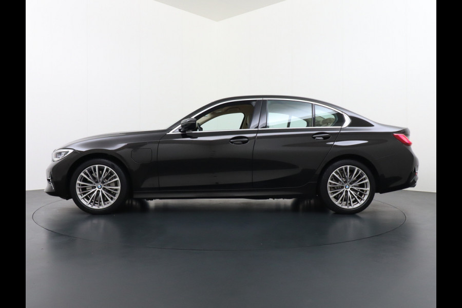 BMW 3-serie 330e 293PK Autom.8 Leder+Verwarmd+Elektr. Apple Carplay Android Auto Trekhaak Camera Adap.Cruise DAB+ Led Laserlicht Live cockpi Keyless Rijstrooksensor Audio Media Pack BMW individual Lmv 18" Comfort Access Digital Key Wifi Dealeronderhouden 1e Eigenaar Zeer compleet, nieuwprijs €66.055,-