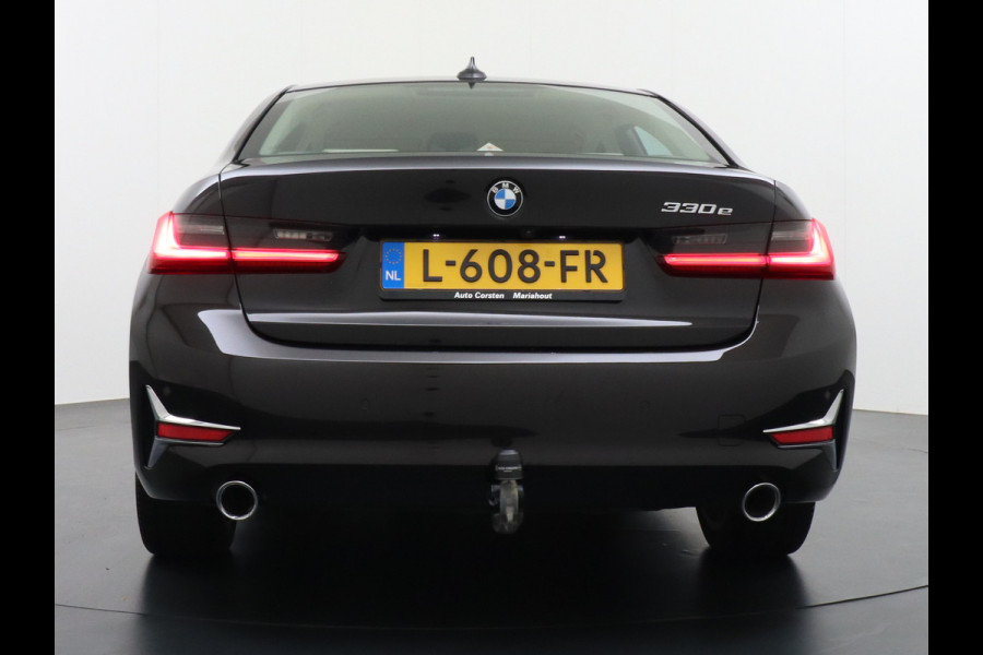 BMW 3-serie 330e 293PK Autom.8 Leder+Verwarmd+Elektr. Apple Carplay Android Auto Trekhaak Camera Adap.Cruise DAB+ Led Laserlicht Live cockpi Keyless Rijstrooksensor Audio Media Pack BMW individual Lmv 18" Comfort Access Digital Key Wifi Dealeronderhouden 1e Eigenaar Zeer compleet, nieuwprijs €66.055,-