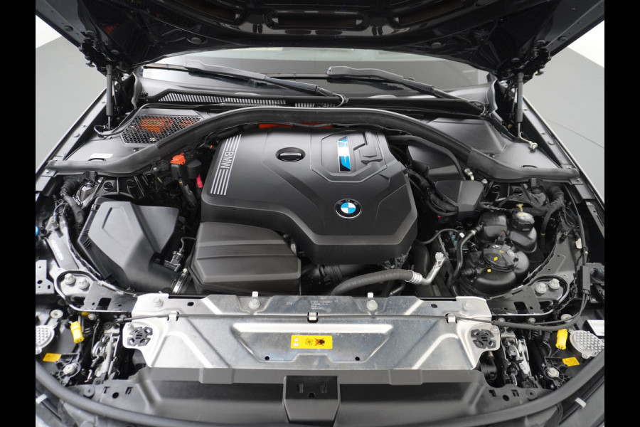 BMW 3-serie 330e 293PK Autom.8 Leder+Verwarmd+Elektr. Apple Carplay Android Auto Trekhaak Camera Adap.Cruise DAB+ Led Laserlicht Live cockpi Keyless Rijstrooksensor Audio Media Pack BMW individual Lmv 18" Comfort Access Digital Key Wifi Dealeronderhouden 1e Eigenaar Zeer compleet, nieuwprijs €66.055,-