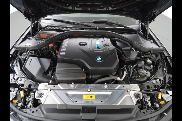 BMW 3-serie 330e 293PK Autom.8 Leder+Verwarmd+Elektr. Apple Carplay Android Auto Trekhaak Camera Adap.Cruise DAB+ Led Laserlicht Live cockpi Keyless Rijstrooksensor Audio Media Pack BMW individual Lmv 18" Comfort Access Digital Key Wifi Dealeronderhouden 1e Eigenaar Zeer compleet, nieuwprijs €66.055,-