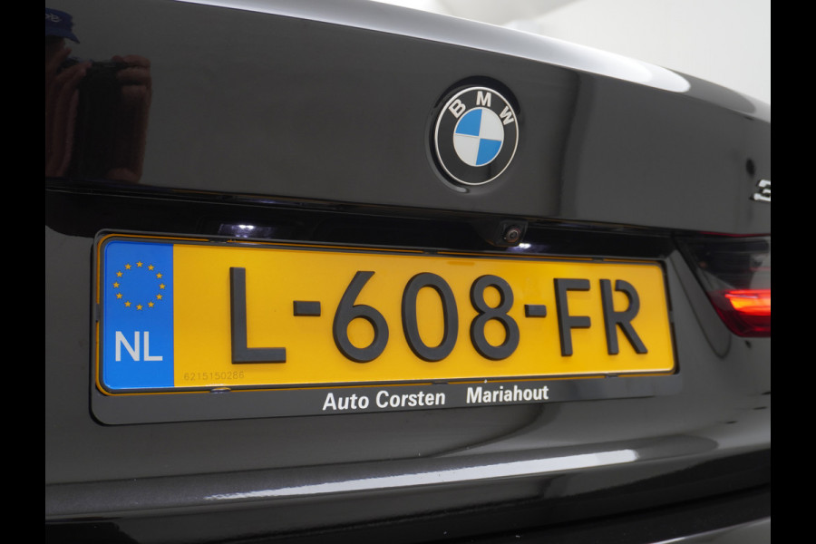 BMW 3-serie 330e 293PK Autom.8 Leder+Verwarmd+Elektr. Apple Carplay Android Auto Trekhaak Camera Adap.Cruise DAB+ Led Laserlicht Live cockpi Keyless Rijstrooksensor Audio Media Pack BMW individual Lmv 18" Comfort Access Digital Key Wifi Dealeronderhouden 1e Eigenaar Zeer compleet, nieuwprijs €66.055,-