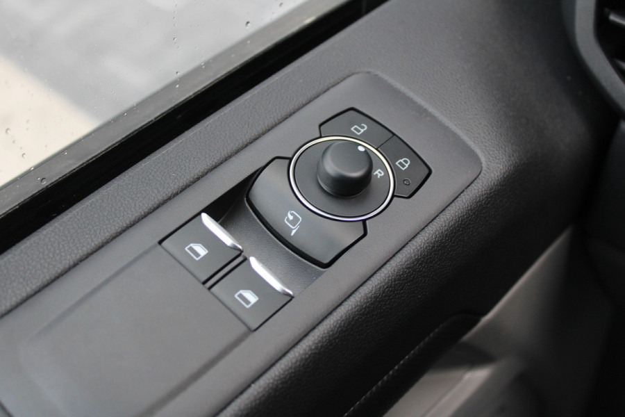 Ford Transit Custom 320 2.0 TDCI L2H1 Limited DC 150pk - Trekhaak - ACC - Getint glas - Stoel/Stuurverwarming - Carplay - Rijklaar