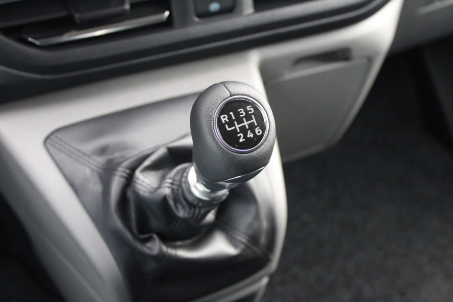 Ford Transit Custom 320 2.0 TDCI L2H1 Limited DC 150pk - Trekhaak - ACC - Getint glas - Stoel/Stuurverwarming - Carplay - Rijklaar