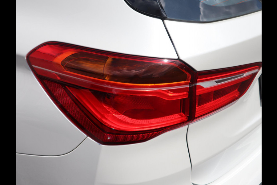 BMW X1 xDrive20i High Executive | Head Up | Panorama dak | Trekhaak |