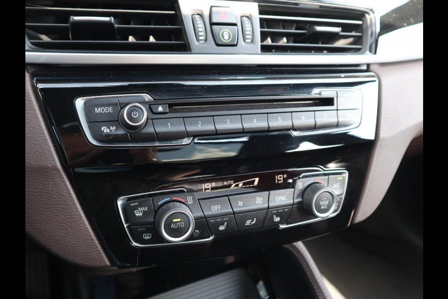 BMW X1 xDrive20i High Executive | Head Up | Panorama dak | Trekhaak |