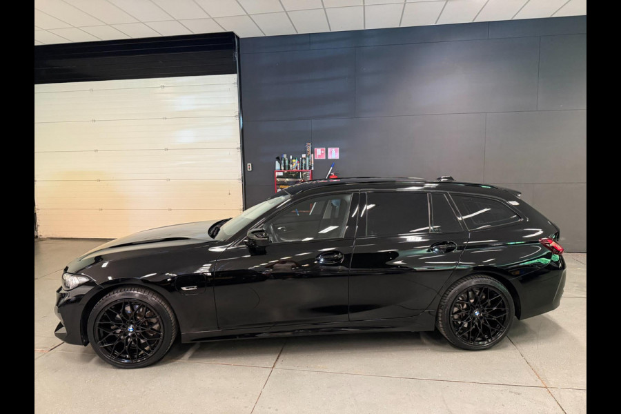 BMW 3 Serie Touring 320e SPORT 19'' NAVI/LED/DAB/CARPLAY/ECC/PDC/CRUISE/V-COCKPIT/LEDER///