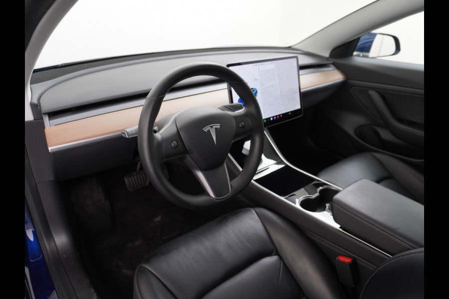 Tesla Model 3 RWD SR+ 60kWh 325PK FSD 3-Computer 18" AutoPilot Leder PanoDak Adaptive-Cruise Lmv Camera's Elektr.-Stuur+Stoelen+Spiegels+Geheu Navi LED Comfortstoelen ACC DAB Voorverwarmen interieur via App Keyless via Telefoonsleutel One-Pedal-Drive Origineel Nederlandse auto tot 11kw laden thuis! 1.584kg licht! Accu Garantie tot 02-06-2028/160.000km