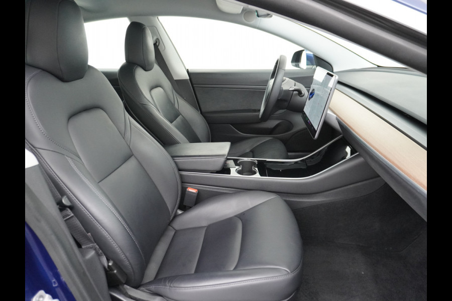 Tesla Model 3 RWD SR+ 60kWh 325PK FSD 3-Computer 18" AutoPilot Leder PanoDak Adaptive-Cruise Lmv Camera's Elektr.-Stuur+Stoelen+Spiegels+Geheu Navi LED Comfortstoelen ACC DAB Voorverwarmen interieur via App Keyless via Telefoonsleutel One-Pedal-Drive Origineel Nederlandse auto tot 11kw laden thuis! 1.584kg licht! Accu Garantie tot 02-06-2028/160.000km
