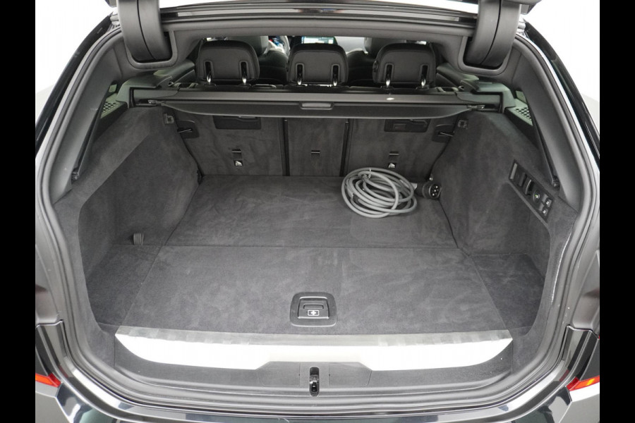 BMW 3 Serie Touring 330e M SPORT | LASER LED | 360 CAMERA | ELECTR STOELEN | LEDER | HEAD UP | PANORAMADAK| DODE HOEK | STUURWIEL EN STOEL VERW. | TREKHAAK | DEALER ONDERHOUDEN