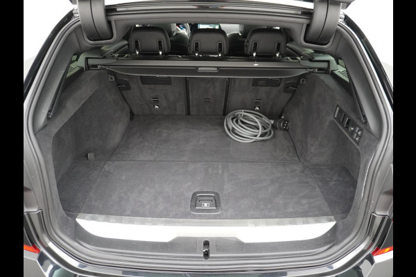 BMW 3 Serie Touring 330e M SPORT | LASER LED | 360 CAMERA | ELECTR STOELEN | LEDER | HEAD UP | PANORAMADAK| DODE HOEK | STUURWIEL EN STOEL VERW. | TREKHAAK | DEALER ONDERHOUDEN