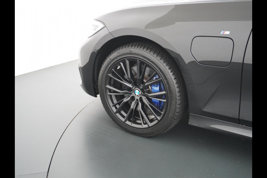 BMW 3 Serie Touring 330e M SPORT | LASER LED | 360 CAMERA | ELECTR STOELEN | LEDER | HEAD UP | PANORAMADAK| DODE HOEK | STUURWIEL EN STOEL VERW. | TREKHAAK | DEALER ONDERHOUDEN