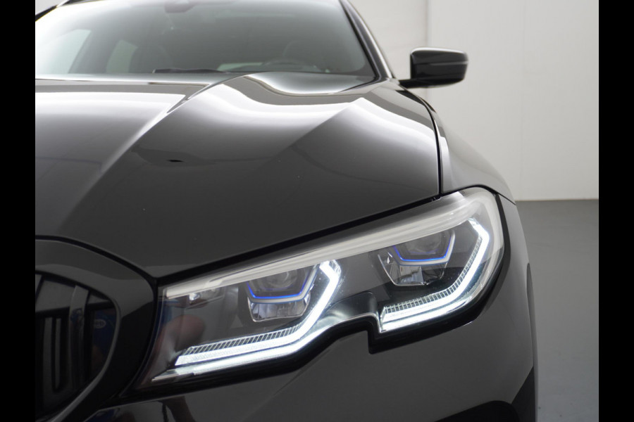 BMW 3 Serie Touring 330e M SPORT | LASER LED | 360 CAMERA | ELECTR STOELEN | LEDER | HEAD UP | PANORAMADAK| DODE HOEK | STUURWIEL EN STOEL VERW. | TREKHAAK | DEALER ONDERHOUDEN