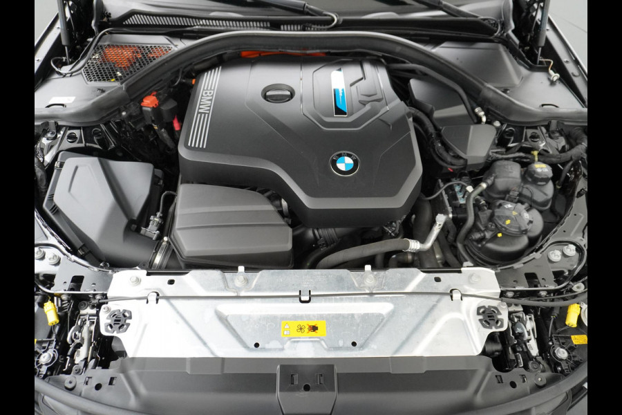 BMW 3 Serie Touring 330e M SPORT | LASER LED | 360 CAMERA | ELECTR STOELEN | LEDER | HEAD UP | PANORAMADAK| DODE HOEK | STUURWIEL EN STOEL VERW. | TREKHAAK | DEALER ONDERHOUDEN