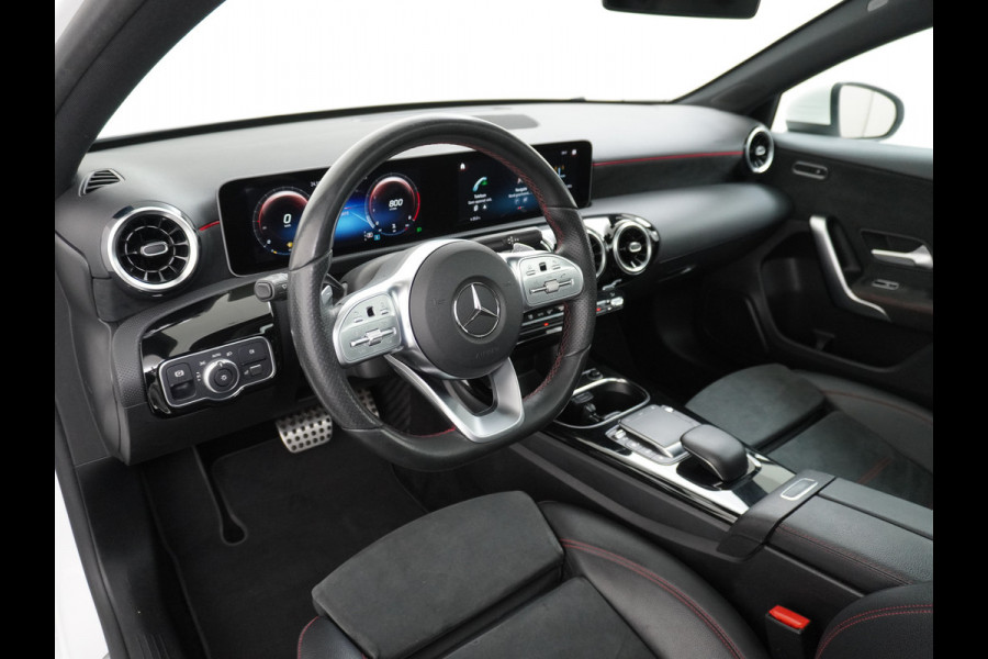 Mercedes-Benz A-Klasse 200 164PK Autom. AMG Line Navi premium Ecc Cruise control Panoramadak Stoelverwarming DAB Premium Plus Widescreen cockpit Multibeam led Rijstrooksensor Grootlicht-assisten Licht en zichtpakket Connected services Verkeersbord detectie WiFi Nieuwprijs €46.057,-