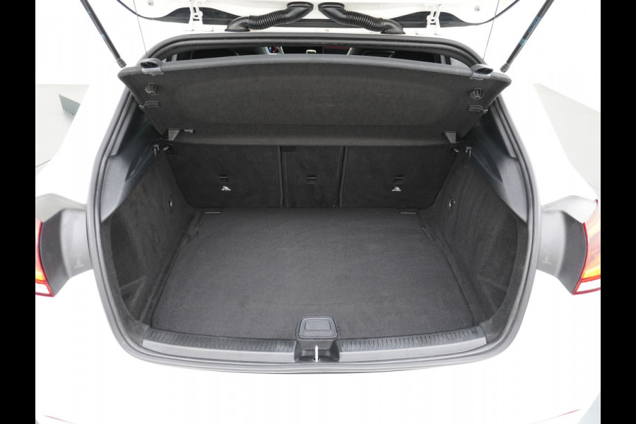 Mercedes-Benz A-Klasse 200 164PK Autom. AMG Line Navi premium Ecc Cruise control Panoramadak Stoelverwarming DAB Premium Plus Widescreen cockpit Multibeam led Rijstrooksensor Grootlicht-assisten Licht en zichtpakket Connected services Verkeersbord detectie WiFi Nieuwprijs €46.057,-