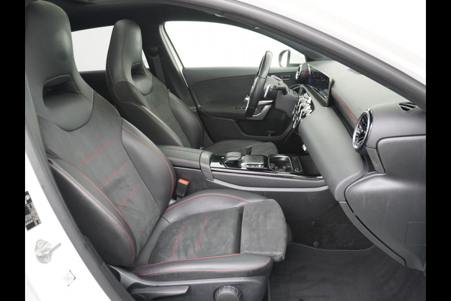 Mercedes-Benz A-Klasse 200 164PK Autom. AMG Line Navi premium Ecc Cruise control Panoramadak Stoelverwarming DAB Premium Plus Widescreen cockpit Multibeam led Rijstrooksensor Grootlicht-assisten Licht en zichtpakket Connected services Verkeersbord detectie WiFi Nieuwprijs €46.057,-