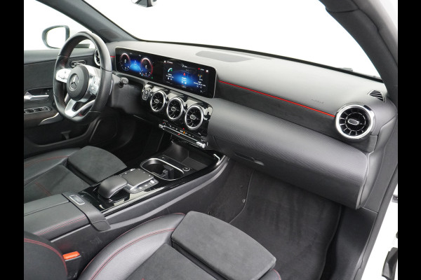 Mercedes-Benz A-Klasse 200 164PK Autom. AMG Line Navi premium Ecc Cruise control Panoramadak Stoelverwarming DAB Premium Plus Widescreen cockpit Multibeam led Rijstrooksensor Grootlicht-assisten Licht en zichtpakket Connected services Verkeersbord detectie WiFi Nieuwprijs €46.057,-