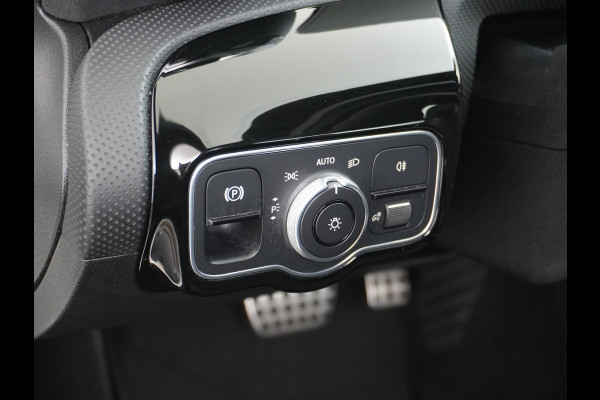 Mercedes-Benz A-Klasse 200 164PK Autom. AMG Line Navi premium Ecc Cruise control Panoramadak Stoelverwarming DAB Premium Plus Widescreen cockpit Multibeam led Rijstrooksensor Grootlicht-assisten Licht en zichtpakket Connected services Verkeersbord detectie WiFi Nieuwprijs €46.057,-