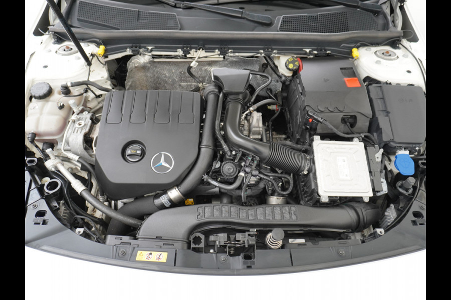 Mercedes-Benz A-Klasse 200 164PK Autom. AMG Line Navi premium Ecc Cruise control Panoramadak Stoelverwarming DAB Premium Plus Widescreen cockpit Multibeam led Rijstrooksensor Grootlicht-assisten Licht en zichtpakket Connected services Verkeersbord detectie WiFi Nieuwprijs €46.057,-