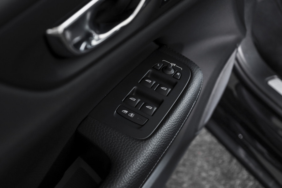Volvo S60 2.0 T5 250 PK Intro Edition - Automaat | Dig. Cockpit | Adapt. Cruise | Leder | Elek. bestuurderstoel met geheugen | Stoelverw. | PDC | Camera | NAV + App. Connect | ECC | DAB | Elek. Trekhaak | LM 19" |