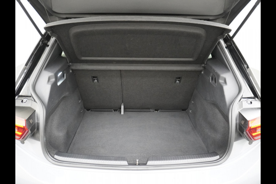Volkswagen ID.3 Pro 58kWh Apple Carplay Android Auto HUD 360°Camera Adap.Cruise Stoelverwarming Keyless Advanced Matrix led-koplampen Multimedia Pakket Plus Comfort Pakket Design Pakket Lmv 19" Rijstrooksensor Matrix Led Dynamisch Sproeiers Verwarmd Verwarmbaar Stuur Assistance Pakket Plus Nieuwprijs €43.145,-