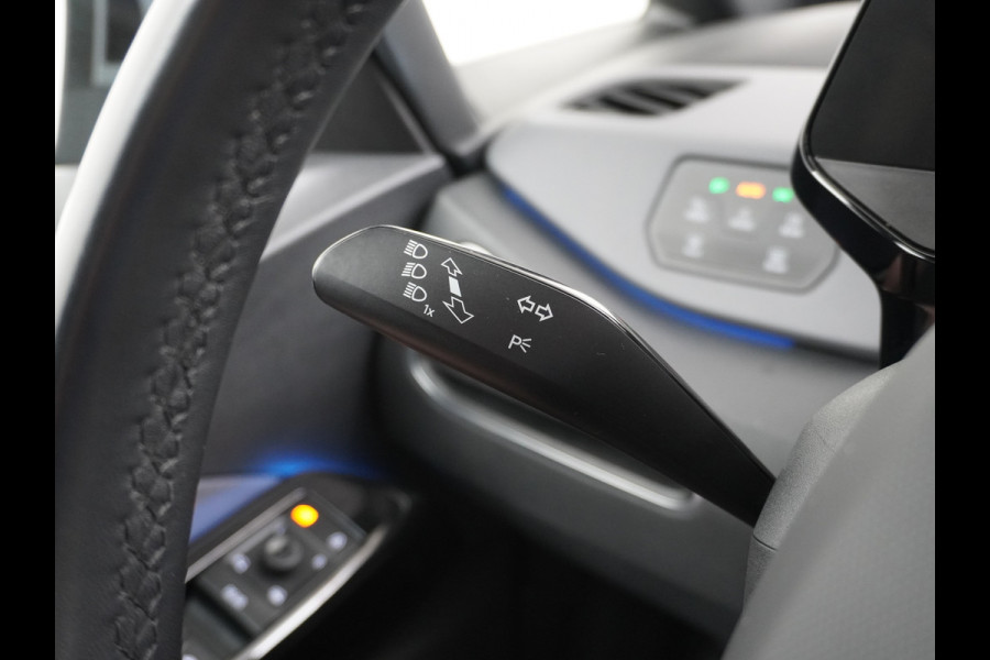 Volkswagen ID.3 Pro 58kWh Apple Carplay Android Auto HUD 360°Camera Adap.Cruise Stoelverwarming Keyless Advanced Matrix led-koplampen Multimedia Pakket Plus Comfort Pakket Design Pakket Lmv 19" Rijstrooksensor Matrix Led Dynamisch Sproeiers Verwarmd Verwarmbaar Stuur Assistance Pakket Plus Nieuwprijs €43.145,-