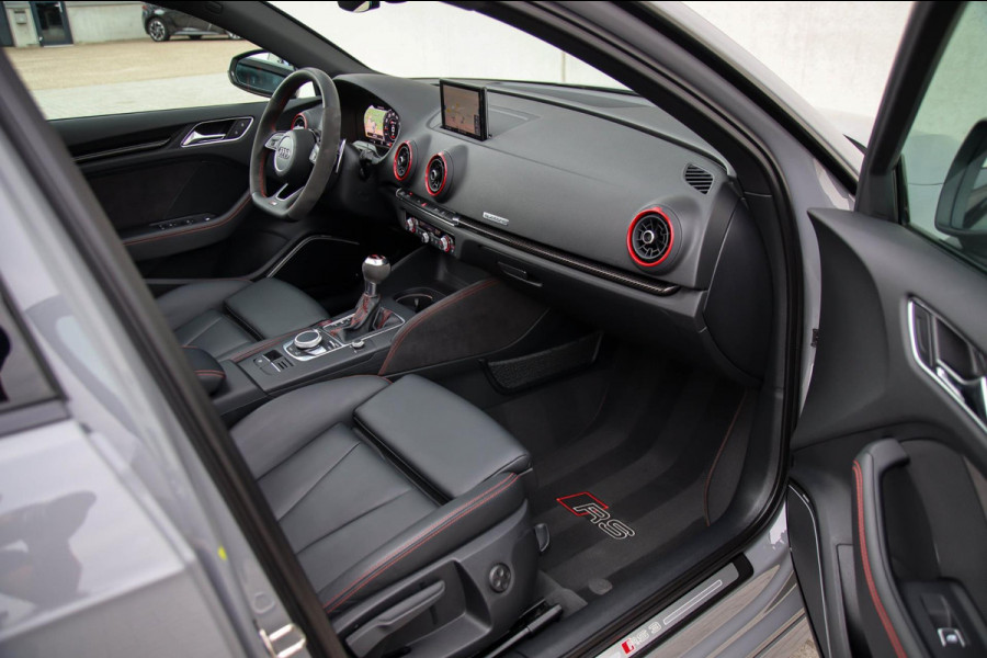 Audi A3 Sportback 2.5TFSI Quattro RS3 Facelift 400pk S-Tronic|Geen OPF|Nardo Grey|Keramisch|Virtual Cockpit|Panoramadak|LED Matrix