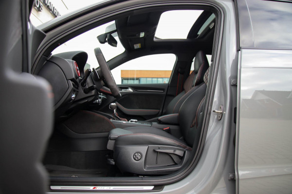 Audi A3 Sportback 2.5TFSI Quattro RS3 Facelift 400pk S-Tronic|Geen OPF|Nardo Grey|Keramisch|Virtual Cockpit|Panoramadak|LED Matrix