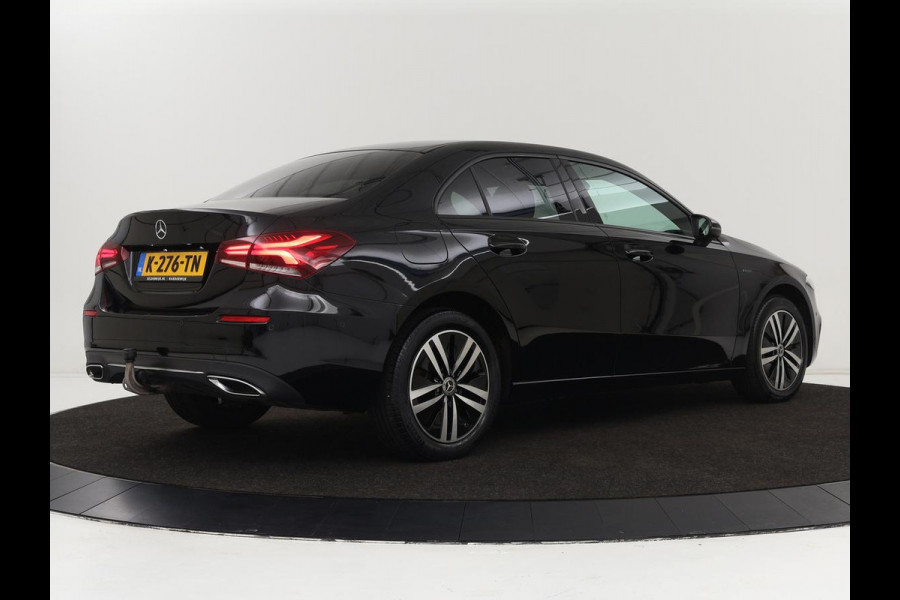 Mercedes-Benz A-Klasse 250e Business Solution Luxury | Leder | Stoelverwarming | Trekhaak | Camera | Navigatie | Full LED | Park Assist | Climate control | Widescreen