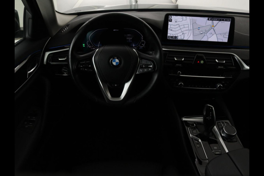 BMW 5 Serie 530e High Executive | Leder | Stoel & stuurverwarming | Adaptive cruise | Carplay | Sfeerverlichting | Camera | Live Cockpit | Navigatie | Full LED