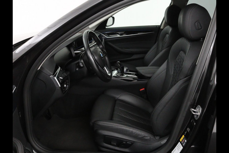 BMW 5 Serie 530e High Executive | Leder | Stoel & stuurverwarming | Adaptive cruise | Carplay | Sfeerverlichting | Camera | Live Cockpit | Navigatie | Full LED