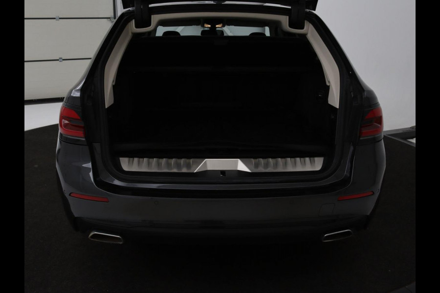 BMW 5 Serie 530e High Executive | Leder | Stoel & stuurverwarming | Adaptive cruise | Carplay | Sfeerverlichting | Camera | Live Cockpit | Navigatie | Full LED