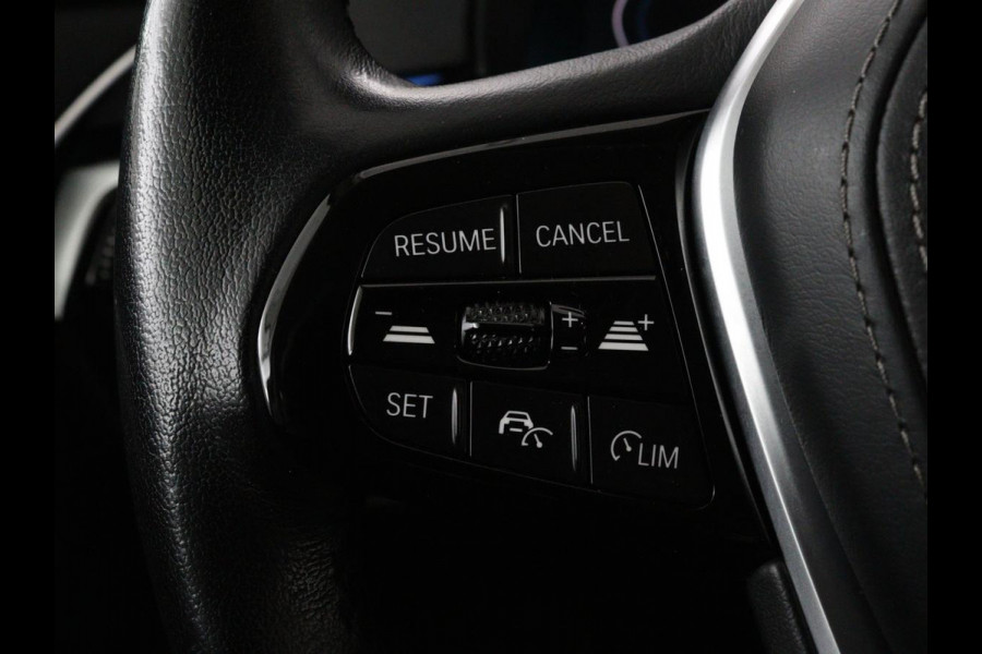 BMW 5 Serie 530e High Executive | Leder | Stoel & stuurverwarming | Adaptive cruise | Carplay | Sfeerverlichting | Camera | Live Cockpit | Navigatie | Full LED
