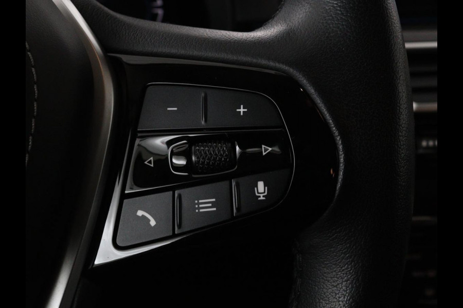 BMW 5 Serie 530e High Executive | Leder | Stoel & stuurverwarming | Adaptive cruise | Carplay | Sfeerverlichting | Camera | Live Cockpit | Navigatie | Full LED