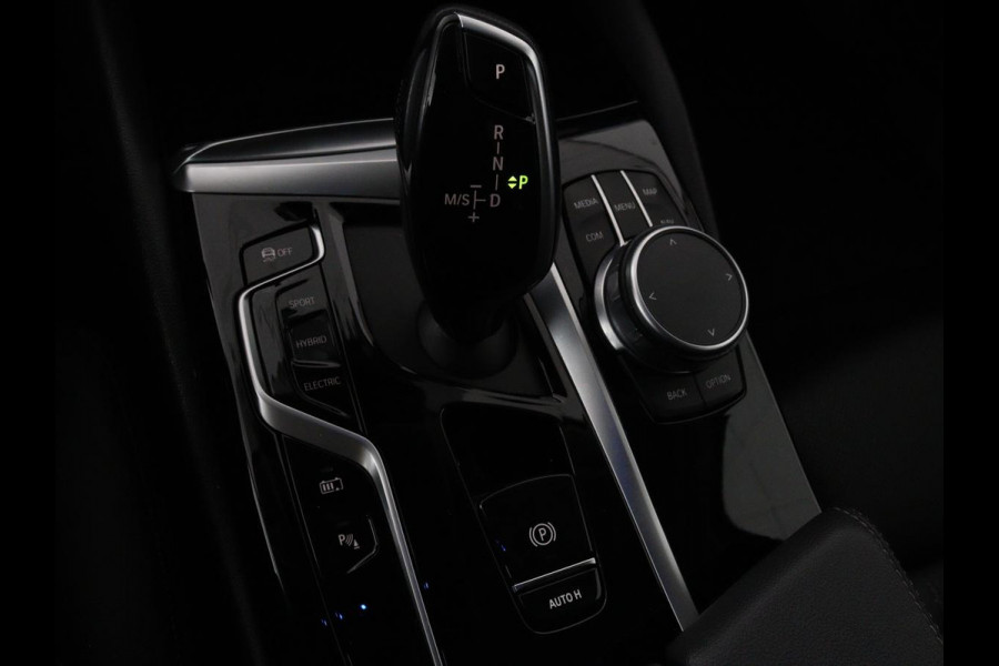 BMW 5 Serie 530e High Executive | Leder | Stoel & stuurverwarming | Adaptive cruise | Carplay | Sfeerverlichting | Camera | Live Cockpit | Navigatie | Full LED