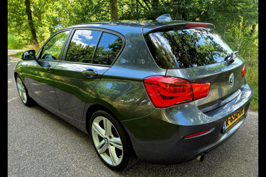BMW 1-serie 116i Sport Shadow Edition navigatie sportstoelen
