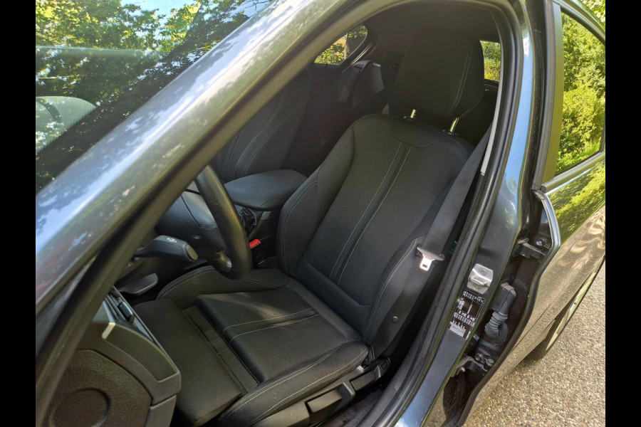 BMW 1-serie 116i Sport Shadow Edition navigatie sportstoelen